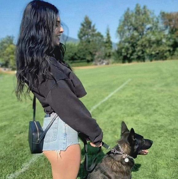 Meet your Posher, Nicole - Picture 1 of 1